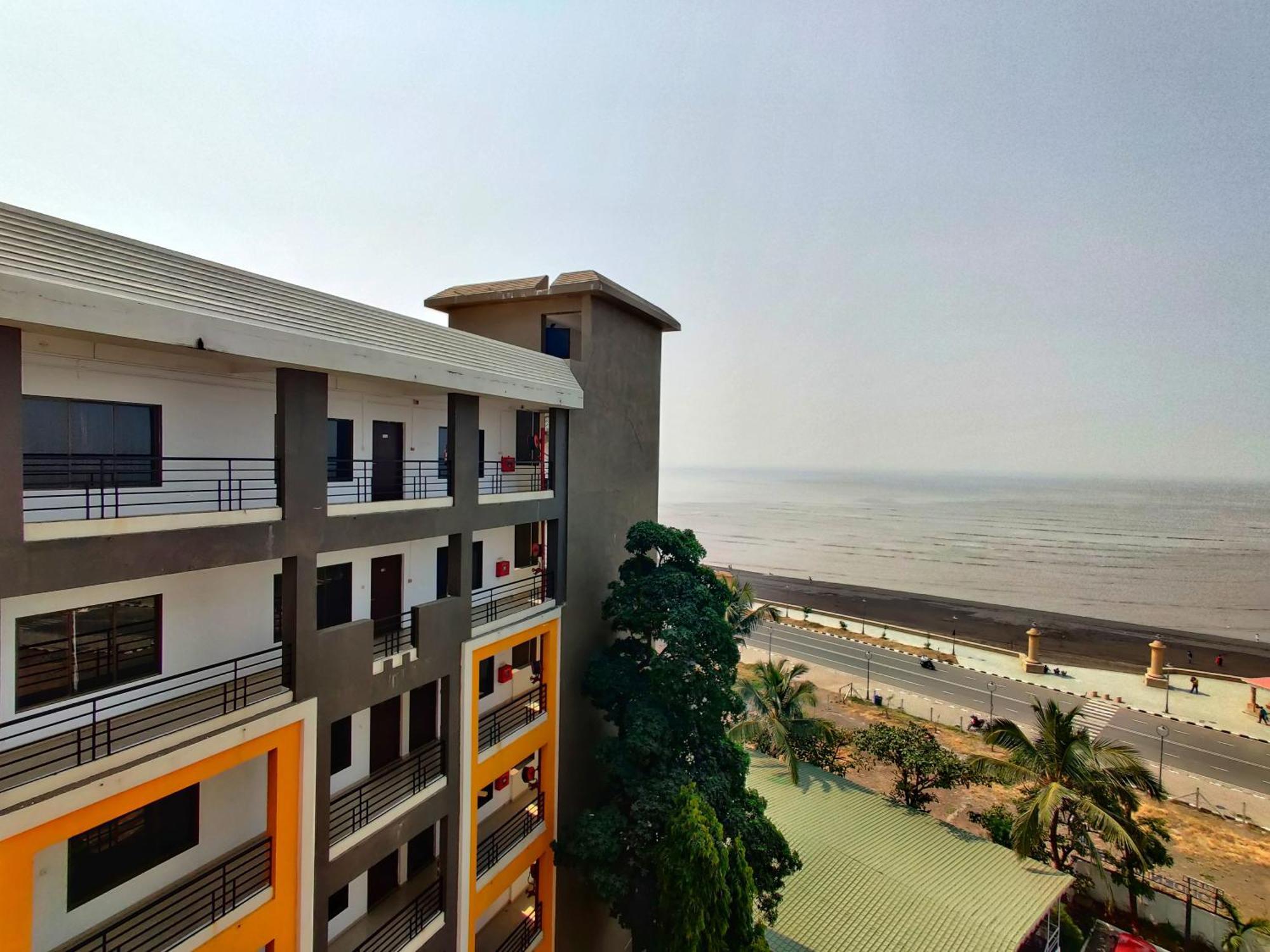 Golden Chariot Hotel Daman Eksteriør billede