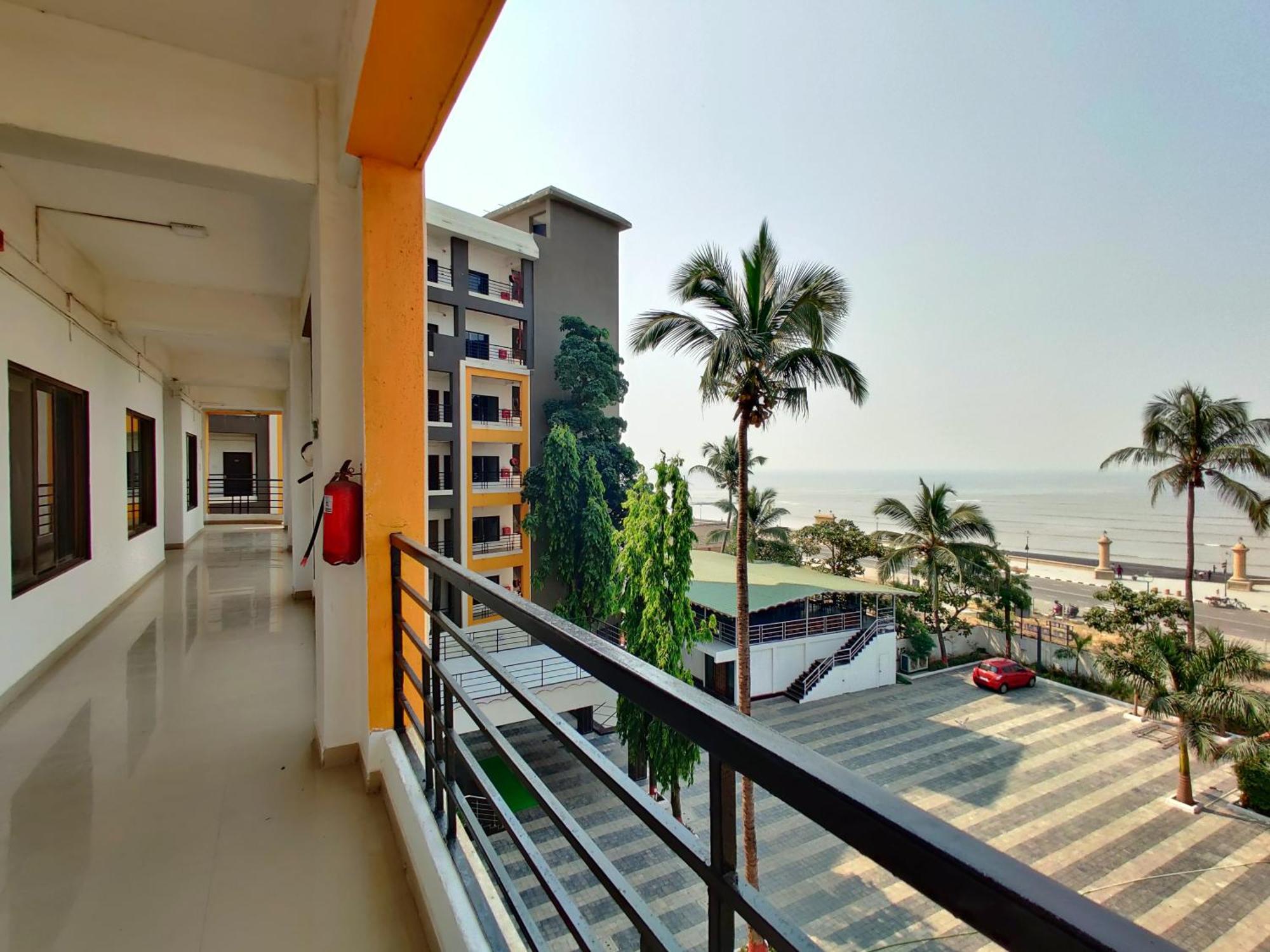 Golden Chariot Hotel Daman Eksteriør billede