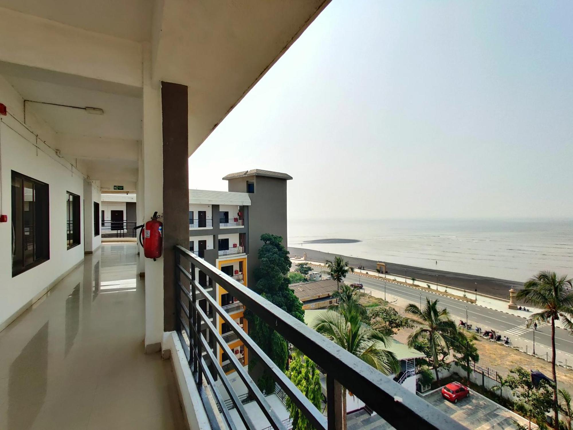 Golden Chariot Hotel Daman Eksteriør billede